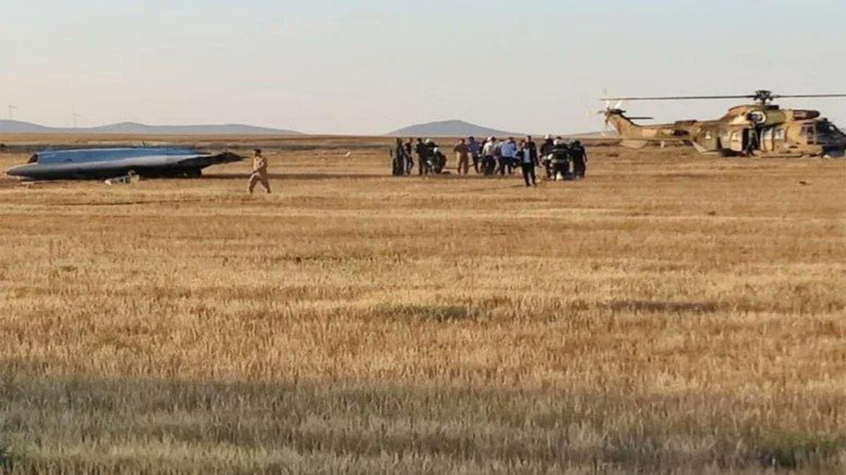 Прототип турецкого малозаметного ударного беспилотного летательного аппарата Anka-3 совершил аварийную посадку в поле / © OSINTWarfare / Х