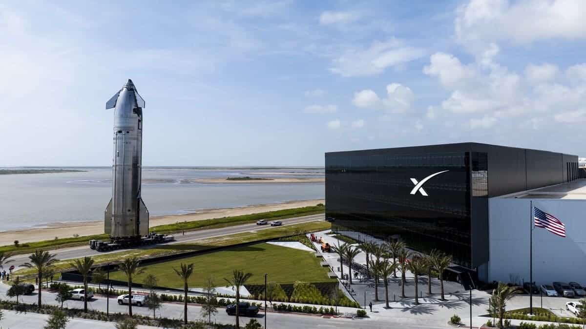 Сотрудники компании SpaceX готовят прототип Ship 37 к испытаниям / © SpaceX