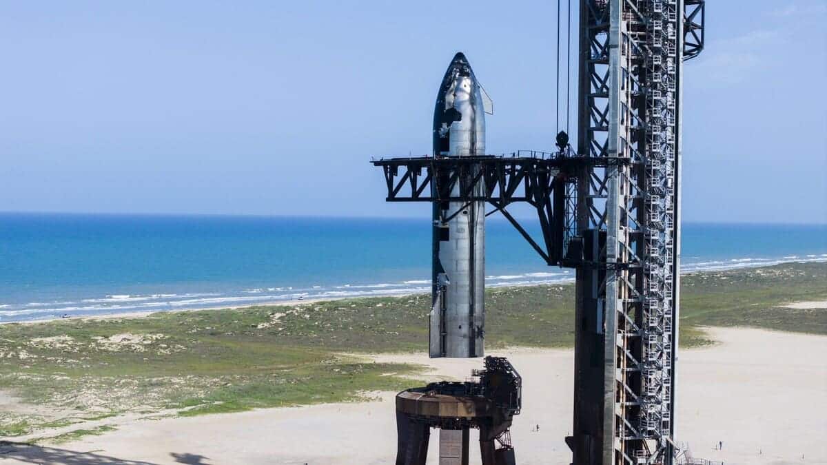 Сотрудники компании SpaceX готовят прототип Ship 37 к испытаниям / © SpaceX