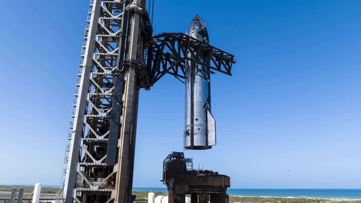 Сотрудники компании SpaceX готовят прототип Ship 37 к испытаниям / © SpaceX