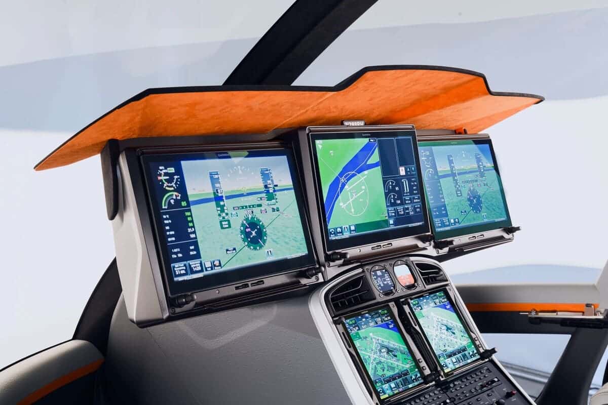 Приборная панель вертолета R88 / © RHC