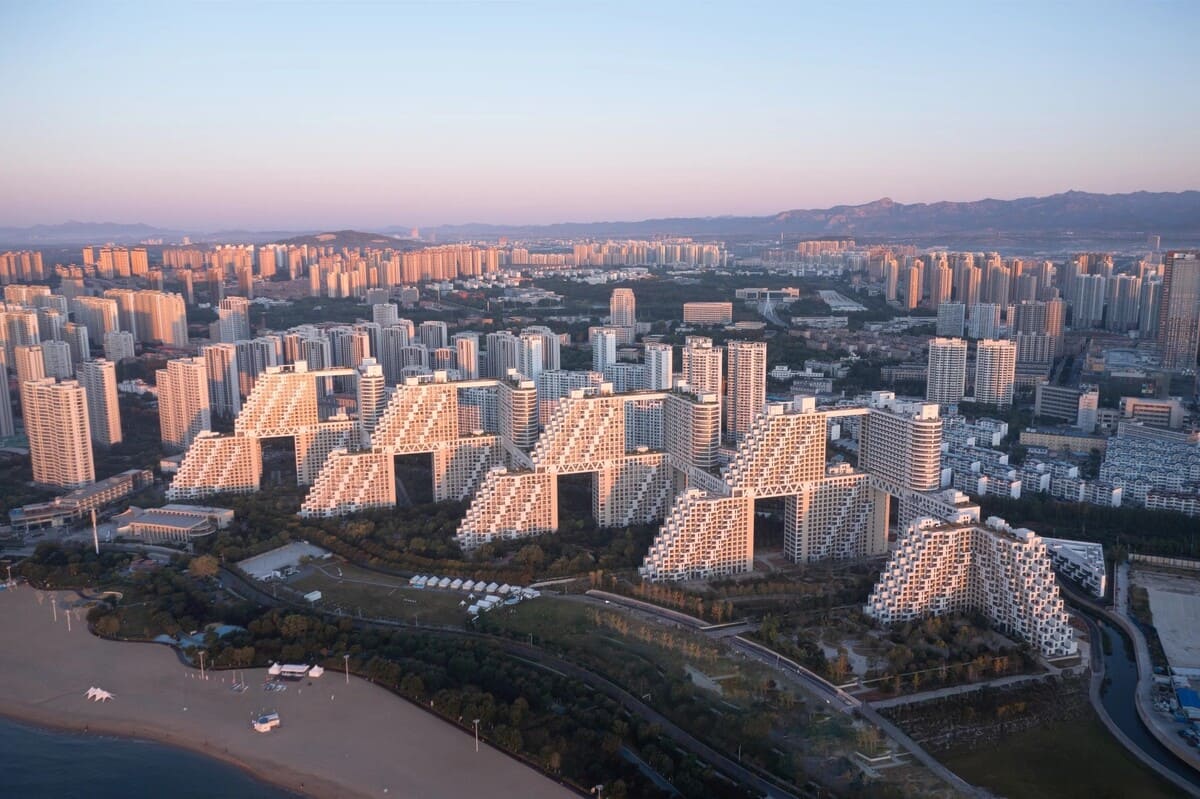Жилой комплекс Habitat Qinhuangdao, расположенный на побережье Бохайского залива, в 320 километрах к востоку от Пекина, Китай / © Shao Feng