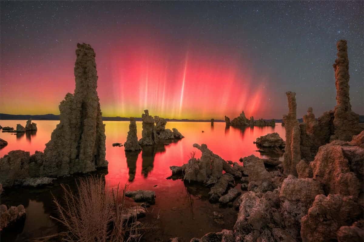 Полярное сияние над озером Моно в Калифорнии / © Daniel Zafra