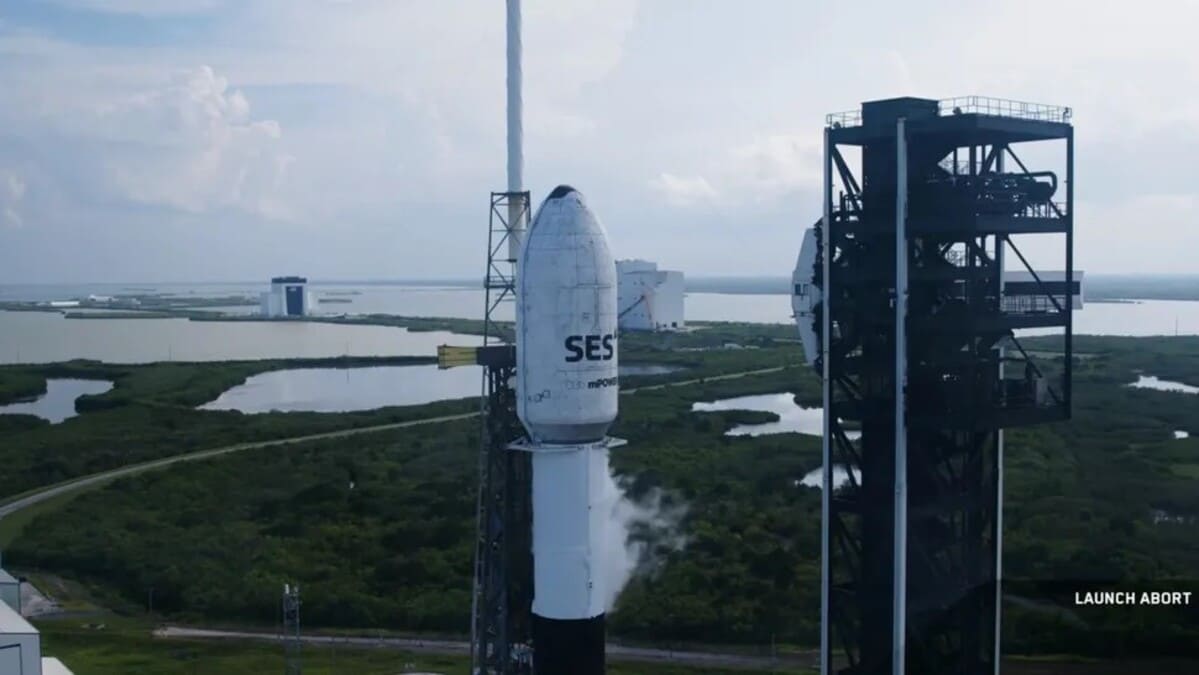 SpaceX прервала запуск спутников за мгновения до старта