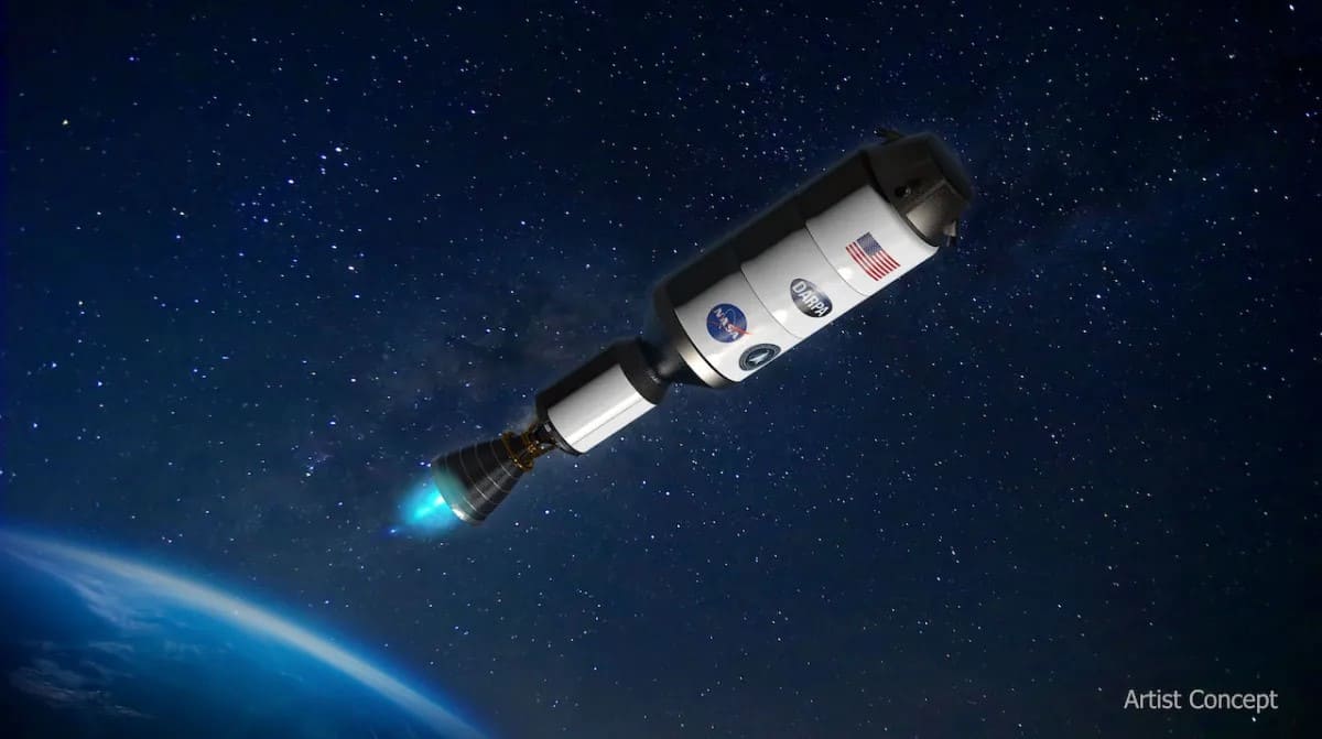 Художественная иллюстрация ядерного ракетного двигателя DRACO в космосе / © NASA