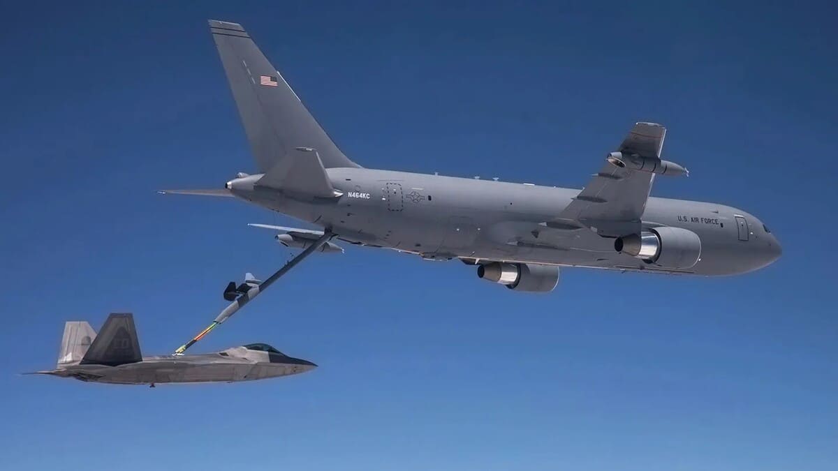 У американского самолета KC-46 Pegasus отвалилась стрела при дозаправке F-22 Raptor