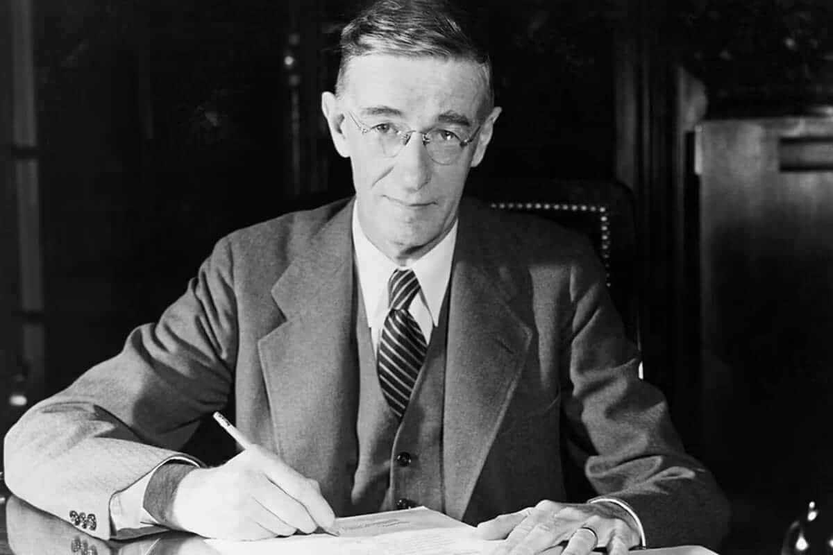 Вэнивар Буш: человек, предсказавший интернет в 1945-м, и опасавшийся интеллектуальной деградации человечества