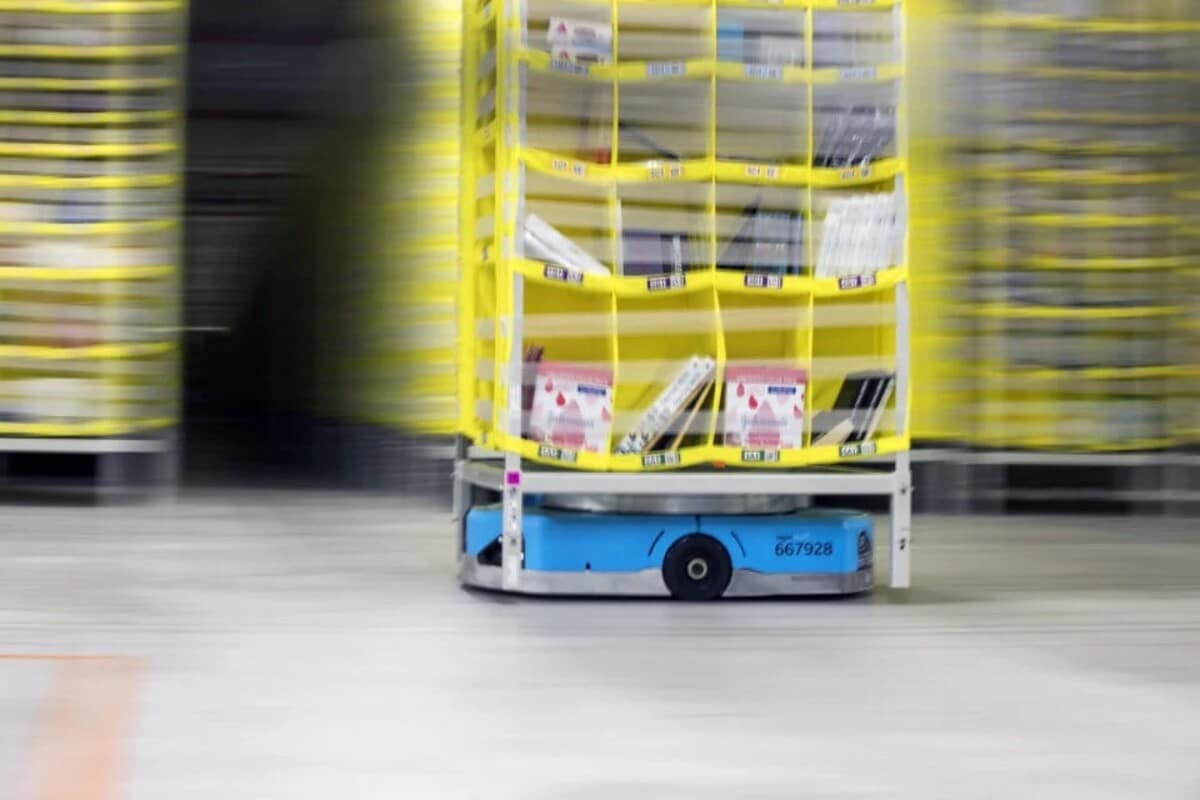 Робот перемещает полки в центре обработки и исполнения заказов Amazon / © Brent Lewin / Bloomberg via Getty Images