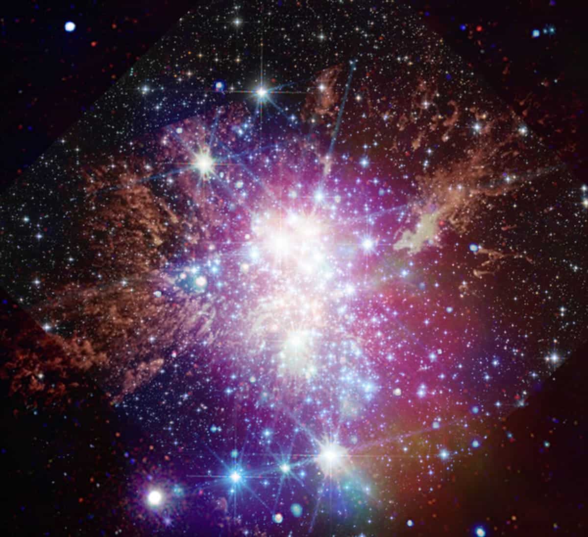 Westerlund 1 — компактное молодое звездное сверхскопление в галактике Млечный Путь / © NASA