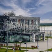 Корпус «Геосферы» с парковой зоной в новом жилом районе Тюмени / © «Геосфера»