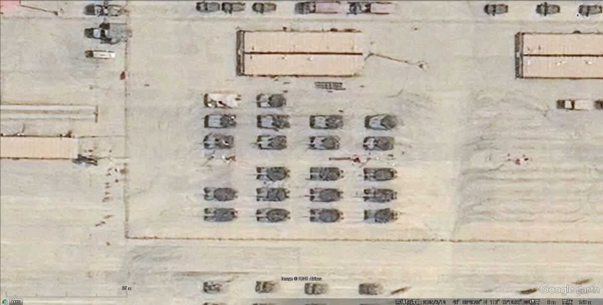 Скопление военной техники в районе Пекина / © Google Earth