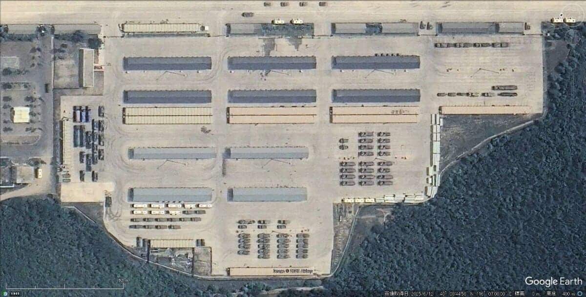 Скопление военной техники в районе Пекина / © Google Earth