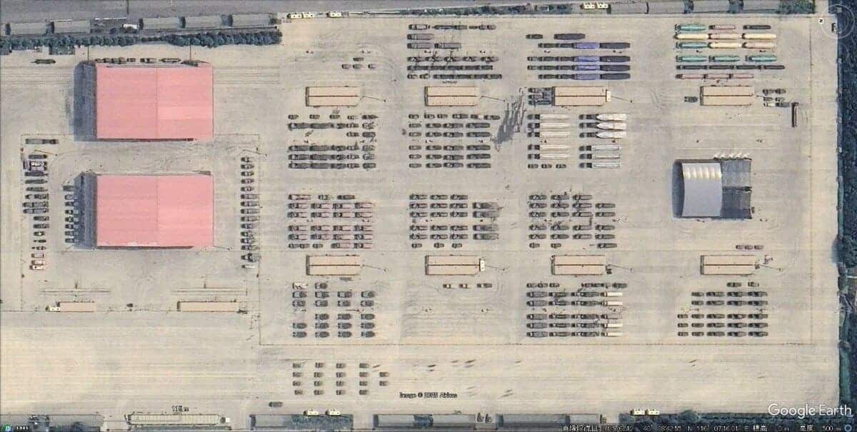 Скопление военной техники в районе Пекина / © Google Earth
