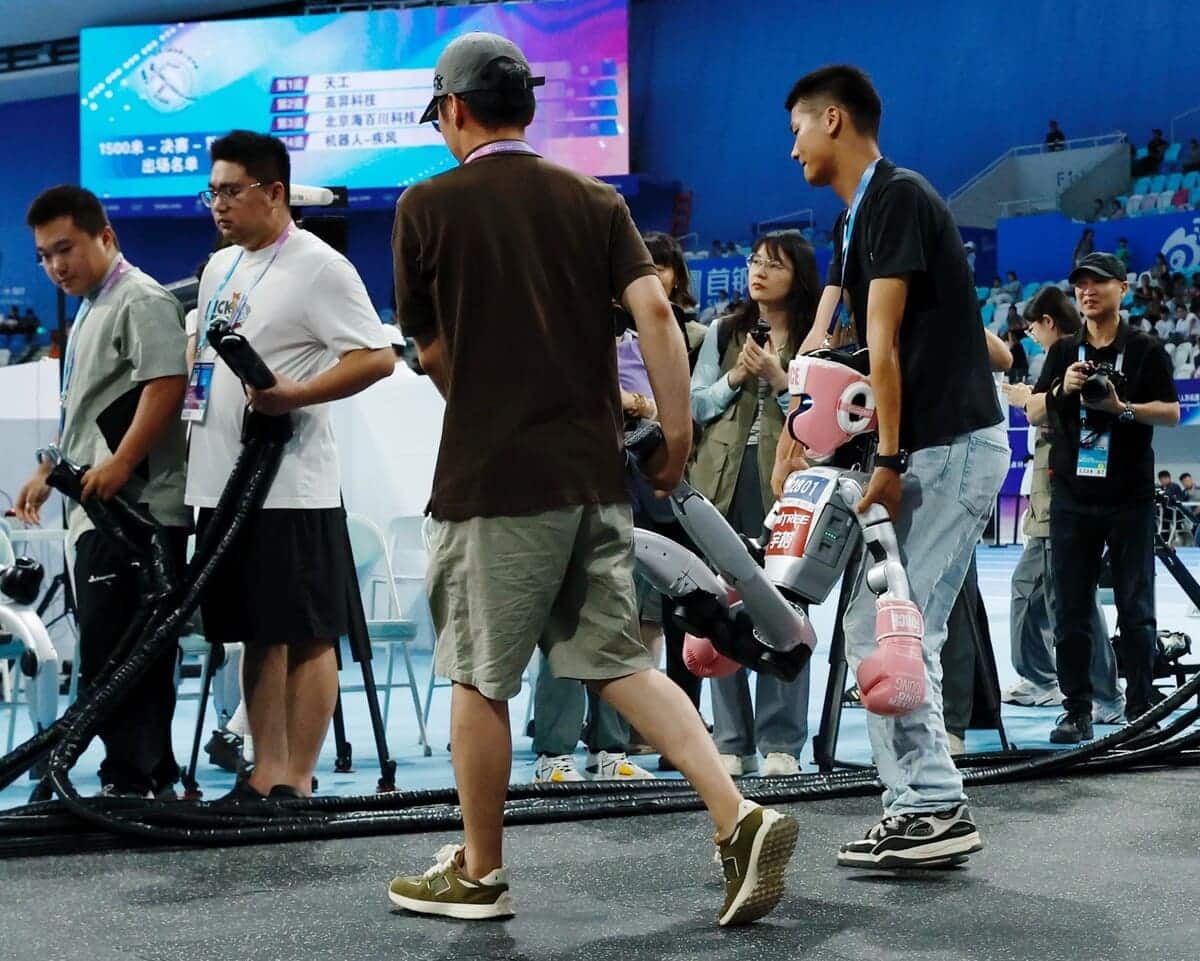 Робота уносят после поединка по кикбоксингу в первый день игр / © China News Service / Getty Images