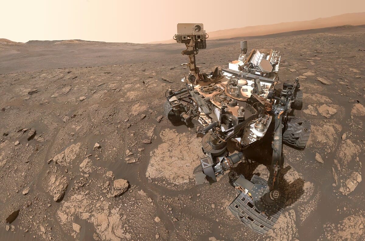 Марсоход Curiosity сделал это селфи в ноябре 2020 года в месте, получившем название «Мэри Эннинг» в честь английского палеонтолога XIX века / © JPL-Caltech / NASA