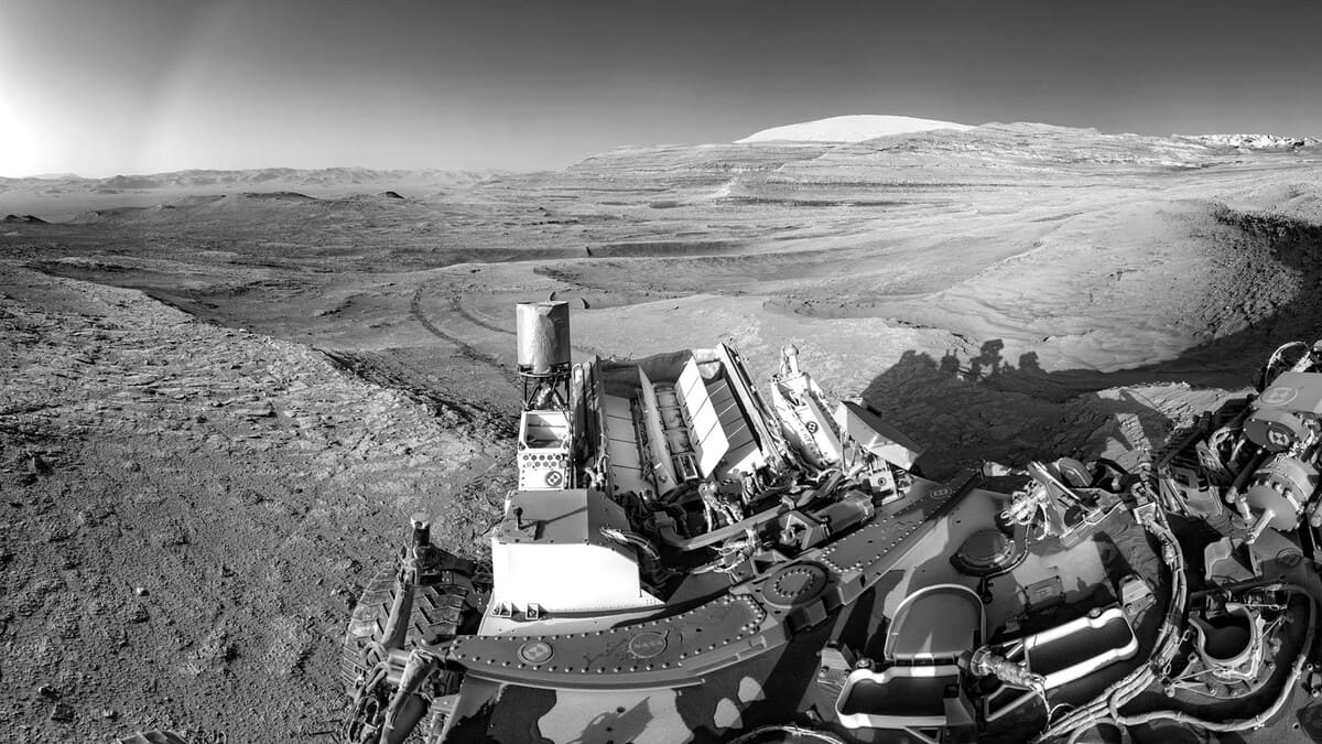 В конце июля 2025 года Curiosity продемонстрировал новую многозадачность, снимая этот вид. Он сделал 15 снимков, составляющих мозаику, одновременно поддерживая связь с орбитальным аппаратом / © JPL-Caltech / NASA