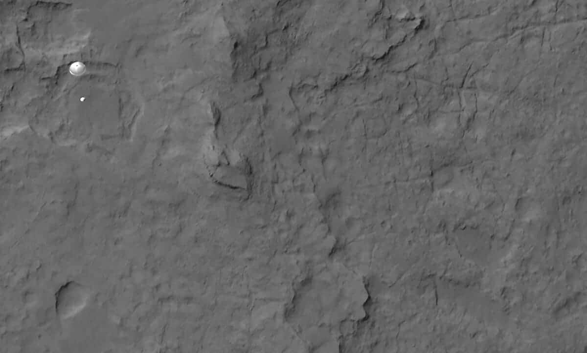 Аппарат Mars Reconnaissance Orbiter 5 августа 2012 года  наблюдал за Марсом и мельком заметил марсоход Curiosity, когда тот спускался на парашюте на поверхность Красной планеты / © JPL-Caltech / NASA