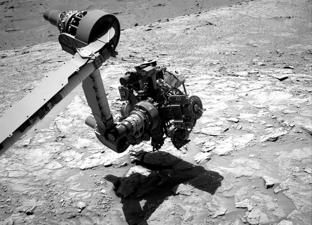 Научные инструменты, установленные на роботизированной руке Curiosity, исследуют камни на поверхности Красной планеты 31 июля 2025 года / © JPL-Caltech / NASA
