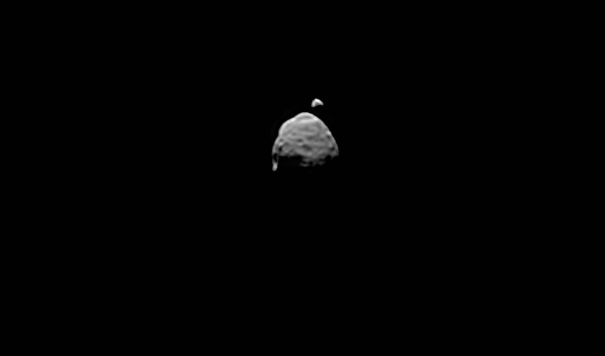 Вид двух лун Марса получен из серии снимков, сделанных Curiosity, 1 августа 2013 года / © JPL-Caltech / NASA 