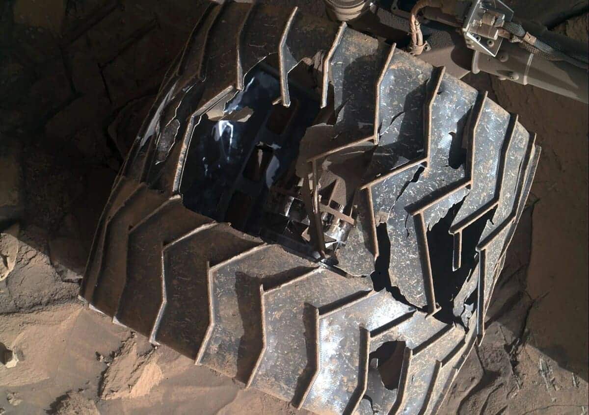Почти 13 лет износа привели к повреждению некоторых частей колес Curiosity. Фотография сделана 22 апреля 2025 года / © JPL-Caltech / NASA