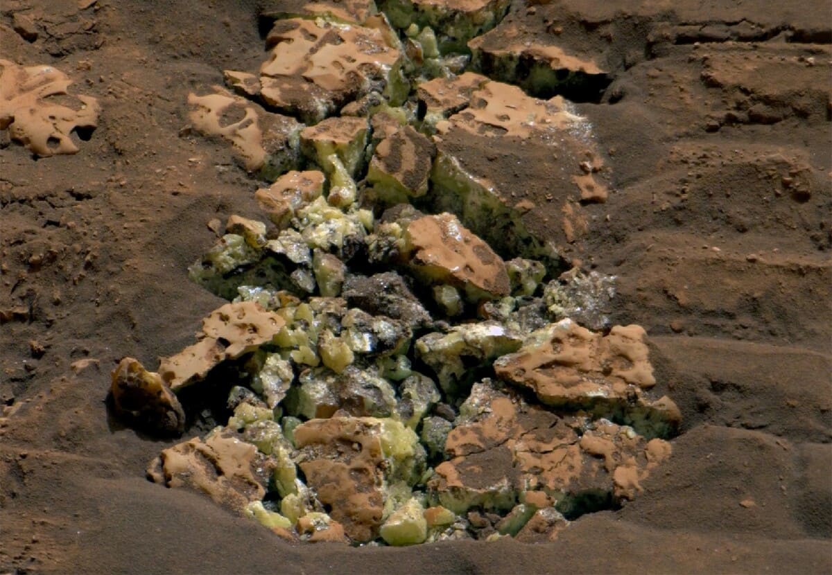  Эти желтые кристаллы были обнаружены после того, как 30 мая 2024 года Curiosity случайно наехал на камень и расколол его. Позже, используя инструмент, установленный на манипуляторе марсохода, ученые определили, что эти кристаллы представляют собой серу / © JPL-Caltech / NASA 