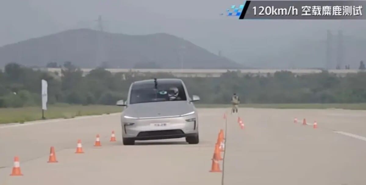 Новая Tesla прошла тест на устойчивость на рекордной скорости / © 极客阿来GeekLaii /  YouTube
