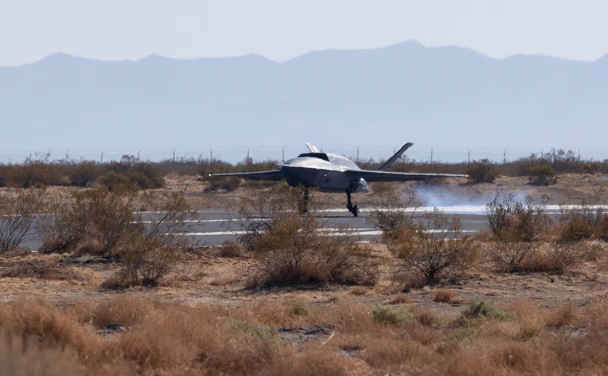 Взлет беспилотного истребителя YFQ-42A / © General Atomics