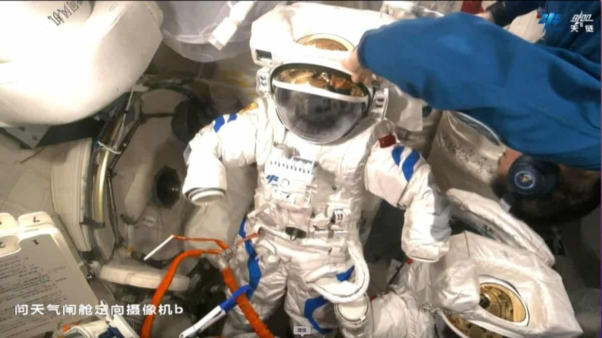 Китайские космонавты перед выходом в открытый космос / © CCTVPlus