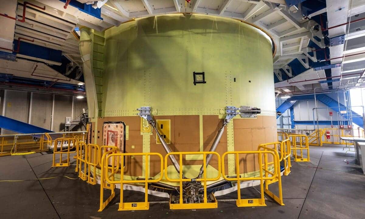 Специалисты NASA соединили двигательную секцию SLS с хвостовой частью / © NASA / Cory Huston