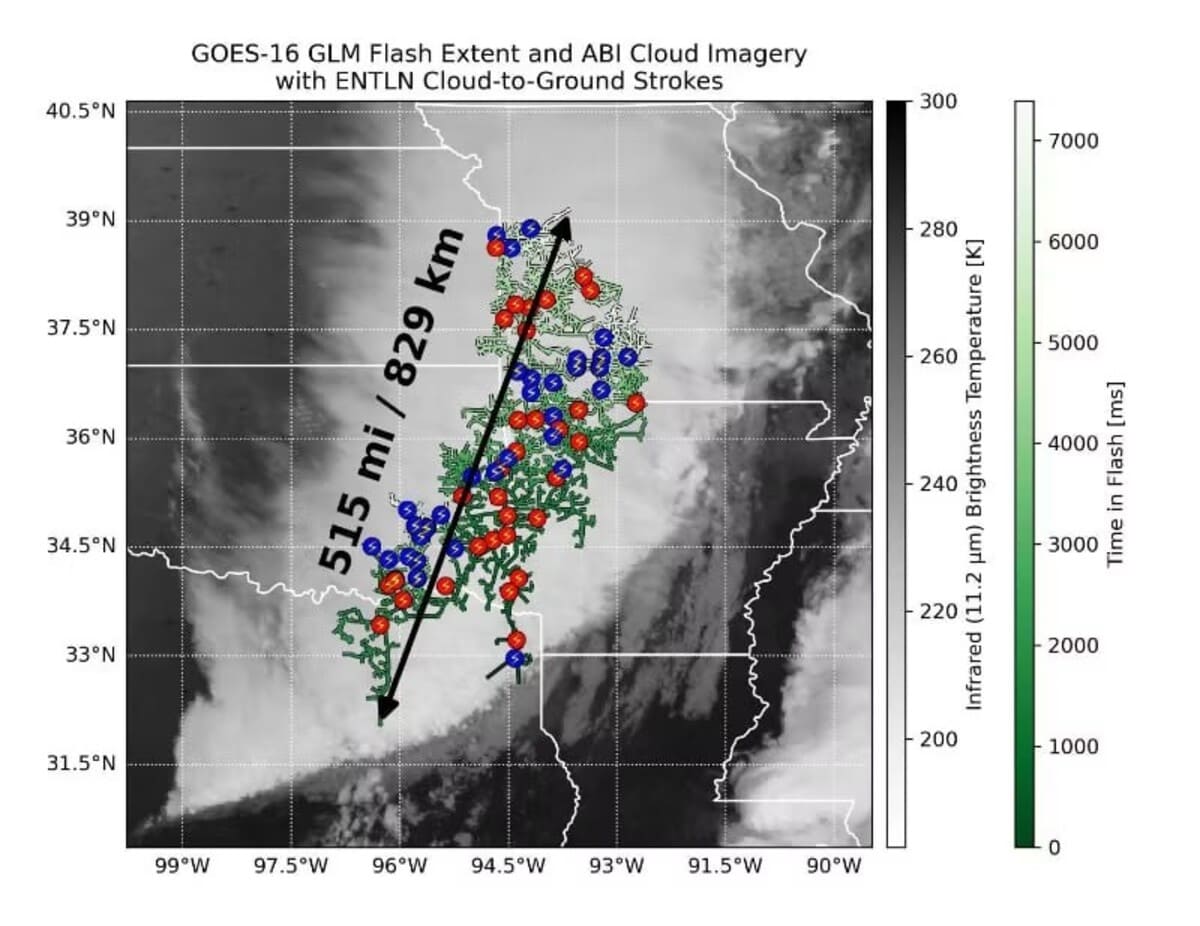 Снимок спутника GOES-16, на котором запечатлена рекордная молния / © NOAA