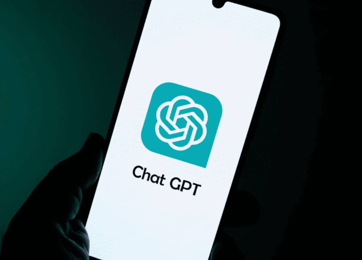 ChatGPT / © Sidney de Almeida/Shutterstock