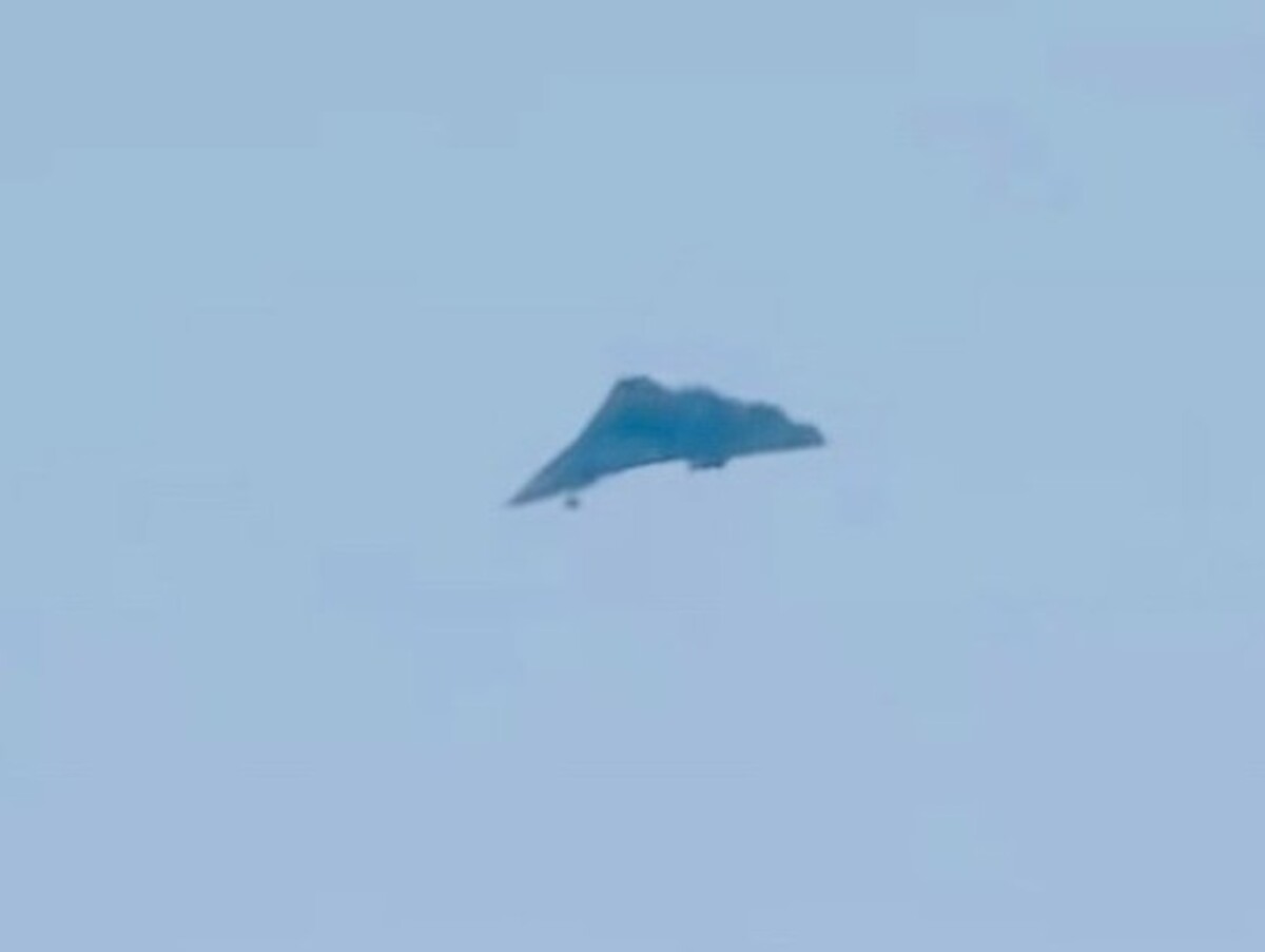 Первые кадры полета неизвестного китайского летательного аппарата / © International Defence Analysis