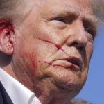 Доверие к конспирологическим версиям покушения на Трампа объяснили влиянием друзей и знакомых, а не СМИ