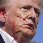 Доверие к конспирологическим версиям покушения на Трампа объяснили влиянием друзей и знакомых, а не СМИ