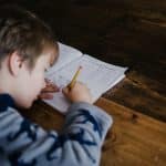 Ученые рассказали, стоит ли делать уроки вместе с ребенком