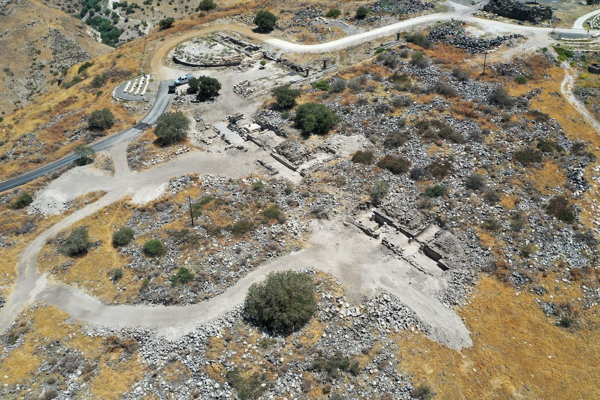 Раскопки мозаичного панно «Мир старейшинам» / © Майкл Айзенберг, Israel National News