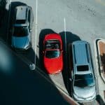В припаркованных автомобилях увидели причину усиления жары в городах