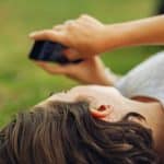 Просмотр роликов в соцсетях на смартфоне утомил глаза всего за час