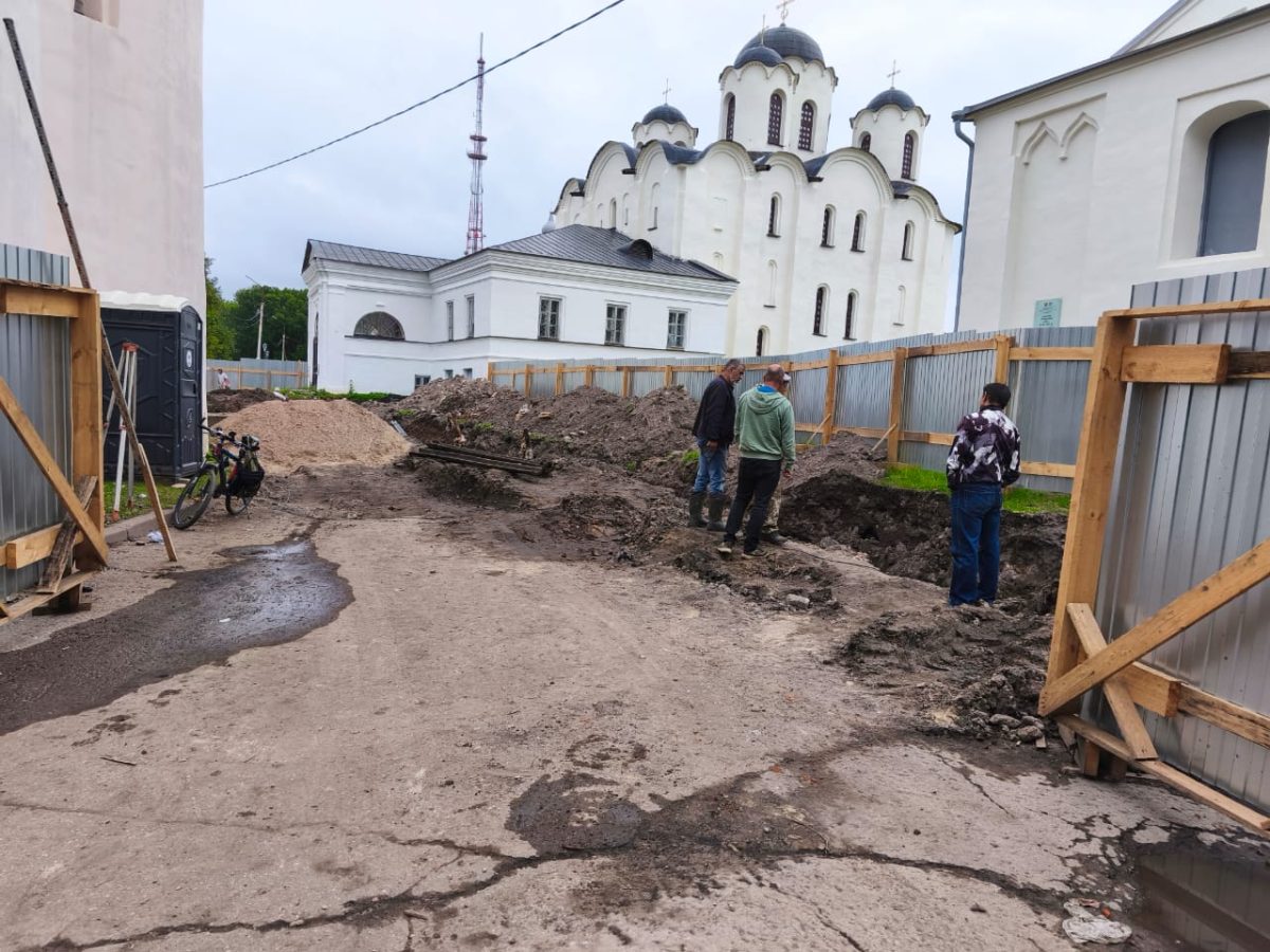 Вид на раскопки на Ярославовом Дворище, Великий Новгород, 2025 год / © Институт археологии Российской академии наук