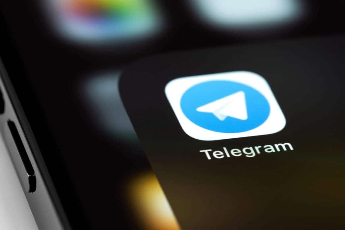 Иконка мессенджера Telegram на экране смартфона / © Ascannio, Shutterstock