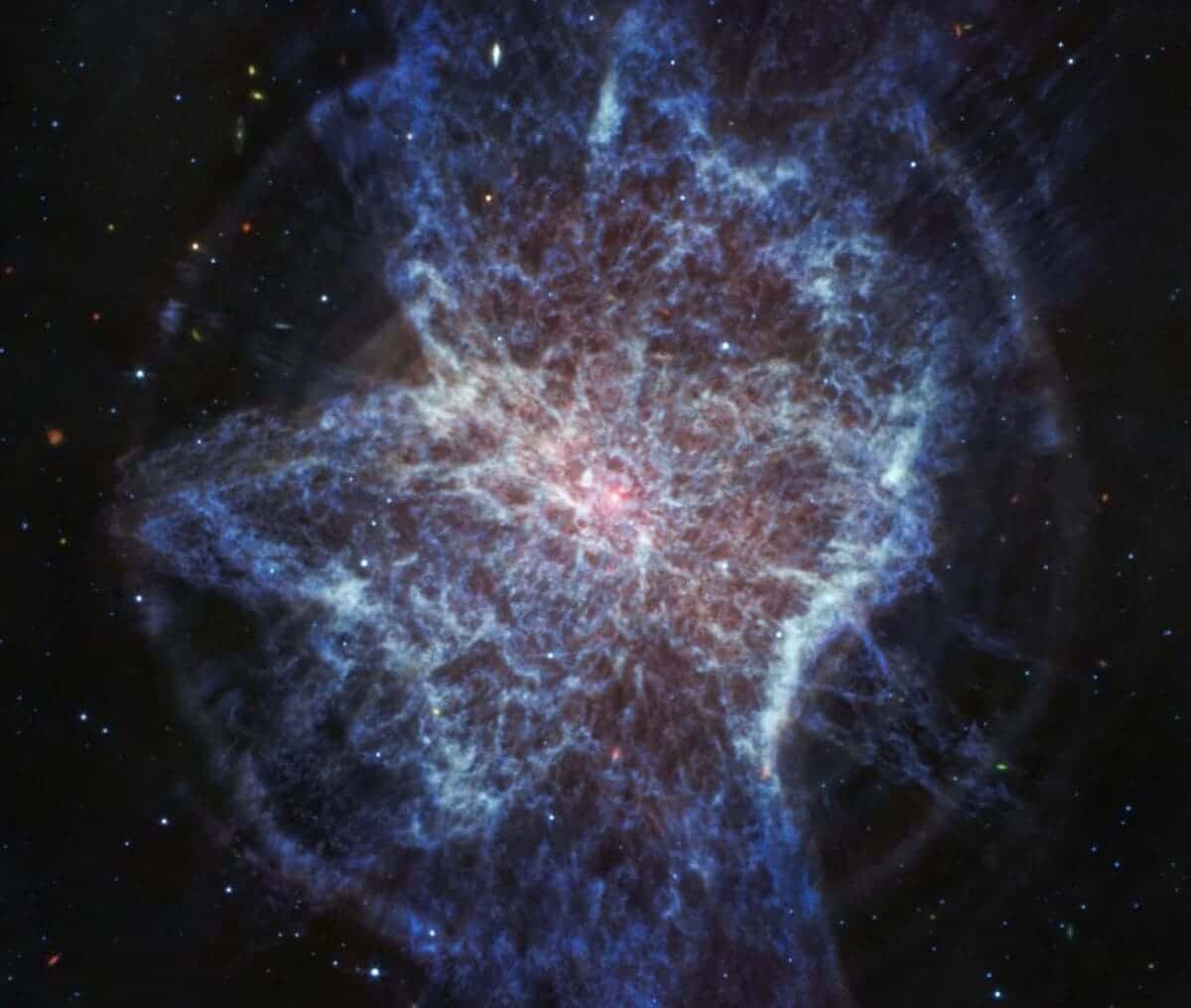 Планетарная туманность NGC 6072 в среднем инфракрасном диапазоне / © NASA, ESA, CSA, STScI