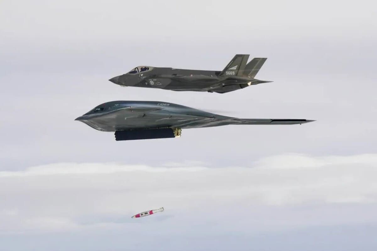 Стелс-бомбардировщик B-2 сбрасывает боеприпас GBU-31 Joint Direct Attack Munition (JDAM) / © USAF
