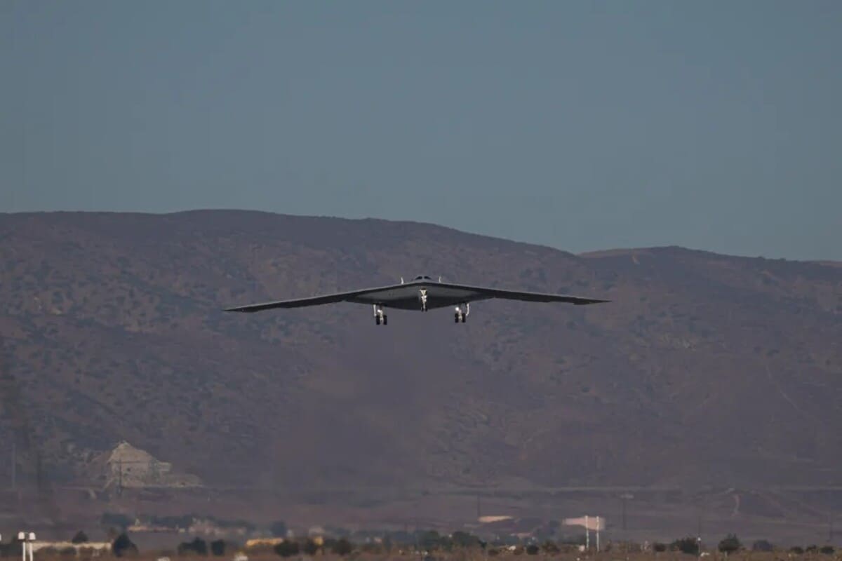 Второй стелс-бомбардировщик B-21 Raider выполнил первый полет / © Jarod Hamilton