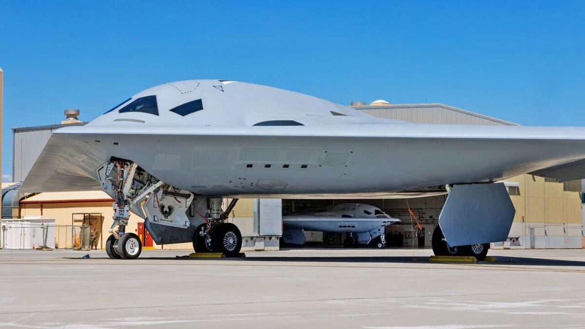 Два стелс-бомбардировщика B-21 Raider впервые запечатлели вместе / © USAF