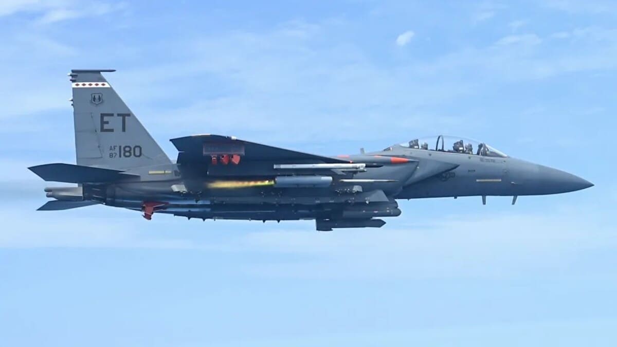 F-15E Strike Eagle оснащенный ракетами APKWS II / © USAF