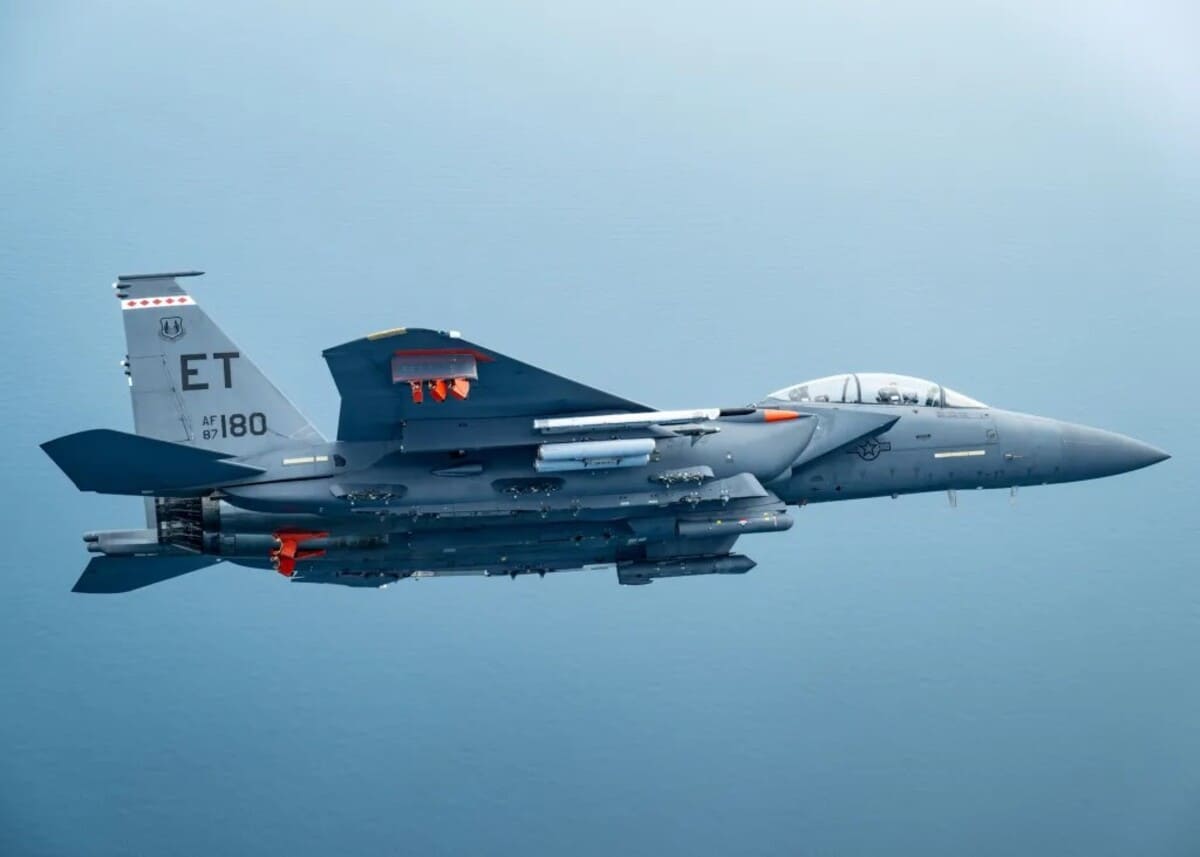 F-15E Strike Eagle оснащенный ракетами APKWS II / © USAF