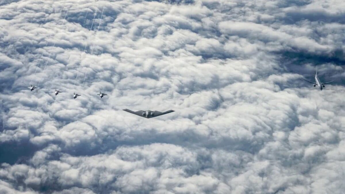  B-2 в сопровождение F-35 и P-8A Poseidon  / © USAF