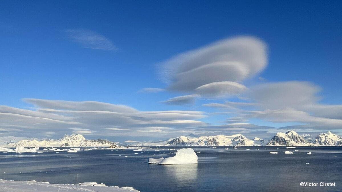 Лентикулярные облака над островом Аделейд, Антарктида / ©   Victor Cirstet