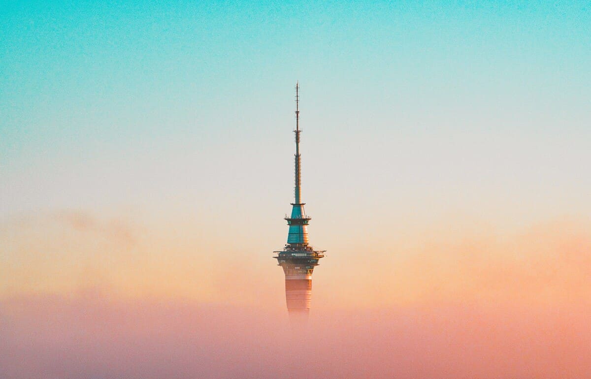 Снимок финалиста конкурса в категории «Пейзаж»: оклендская башня Sky Tower пронзает утренний туман / © Maddie Matthew