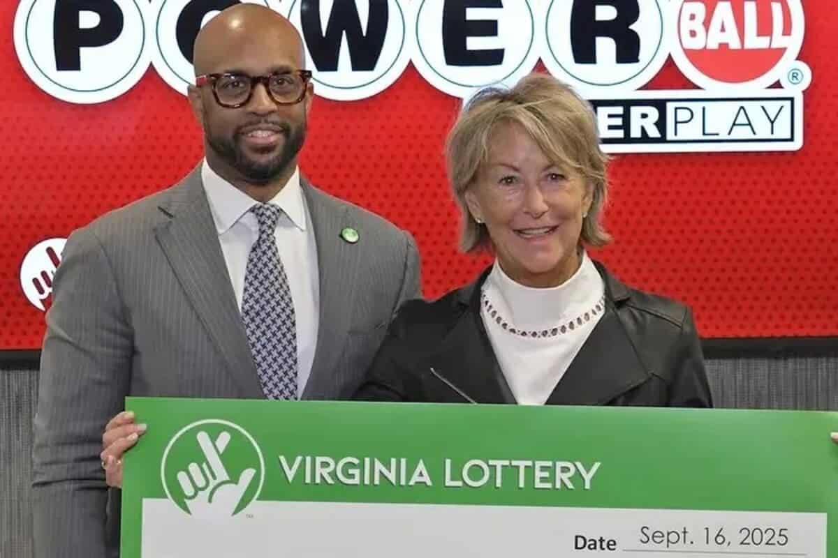 Кэрри Эдвардс с чеком лотереи Powerball / © Virginia Lottery